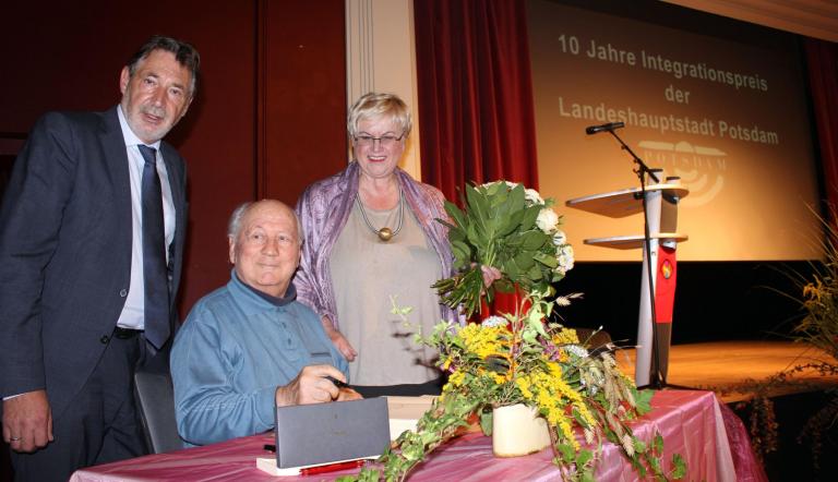 Davyd Rozenfeld hat sich am Sonntag im Beisein von Oberbürgermeister Jann Jakobs und der Stadtverordneten-Präsidentin Birgit Müller ins Goldene Buch der Stadt eingetragen.