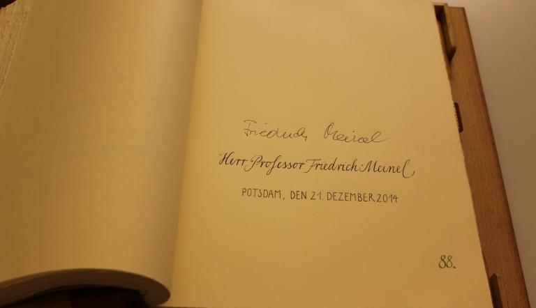 Prof. Friedrich Meinel hat sich ins Goldene Buch der Landeshauptstadt Potsdam eingetragen.