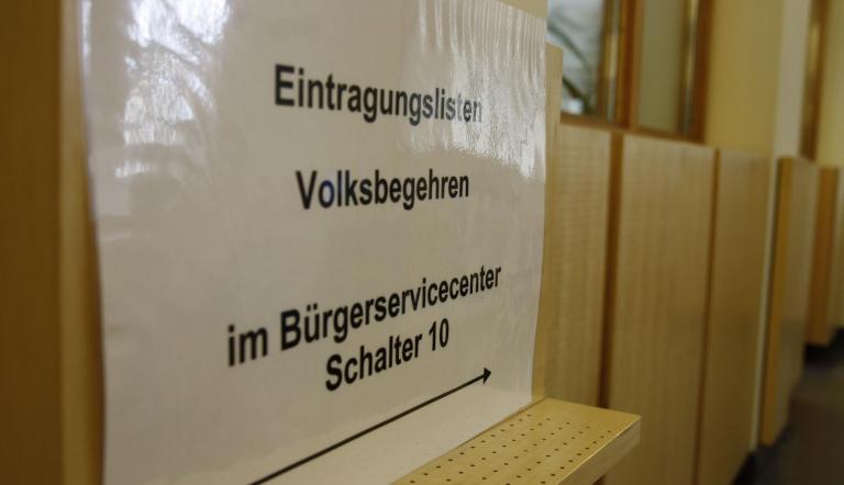 Unter anderem im Bürgerservice im Rathaus können Bürger das Volksbegehren mit ihrer Unterschrift unterstützen.