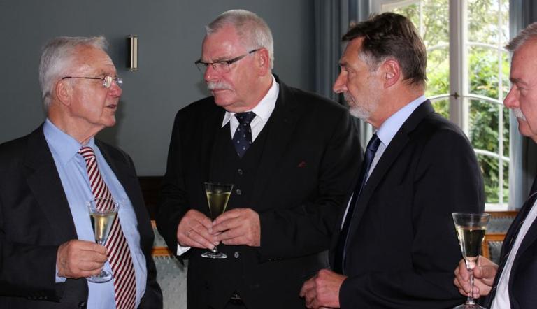 Eingetragen: Hans-Ulrich Schulz (m.) nach dem Eintrag ins Goldene Buch der Stadt Potsdam mit Ministerpräsident a.D. Manfred Stolpe und Jann Jakobs.