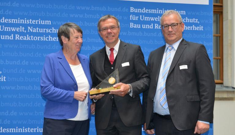 Bürgermeister Burkhard Exner mit Bundesumweltministerin Dr. Barbara Hendricks und Ulrich Feuersinger, Sprecher der Initiative Pro Recyclingpapier.