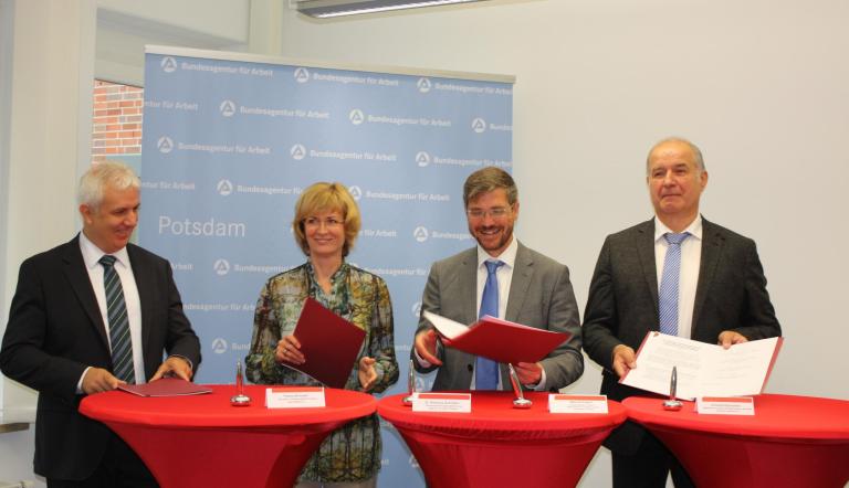 Thomas Brincker, Dr. Ramona Schröder, Mike Schubert und Christof Kürschner bei der Unterzeichnung