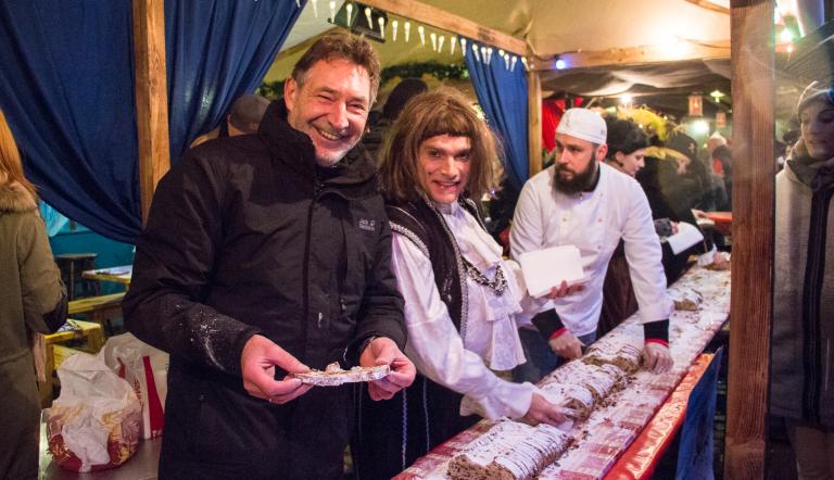Oberbürgermeister Jann Jakobs eröffnet mit dem traditionellen Stollenanschnitt den Potsdamer Weihnachtsmarkt.