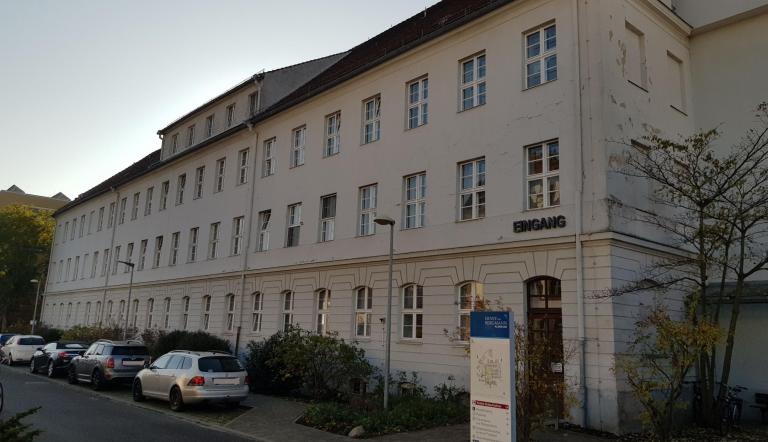 Das Gesundheitsamt Potsdam hat seinen neuen Sitz in dem dreistöckigen Haus P auf dem Campus des Klinikums Ernst-von-Bergmann