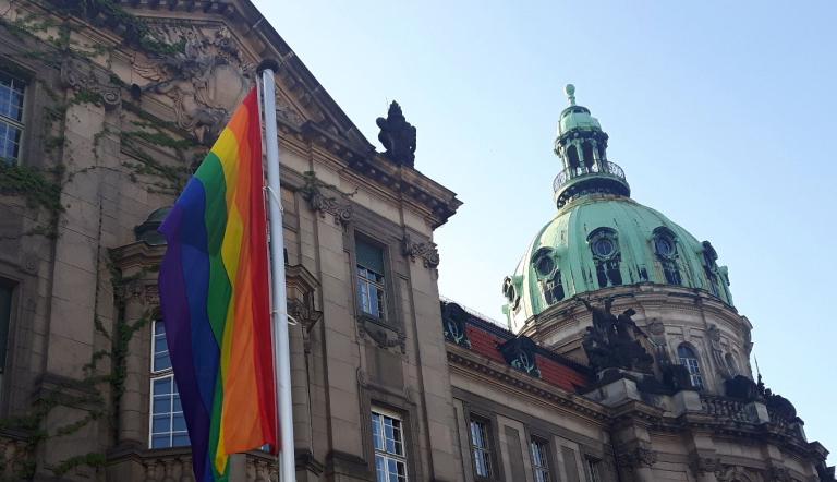 Buntes Potsdam: Die Regenbogenflagge vor dem Rathaus.