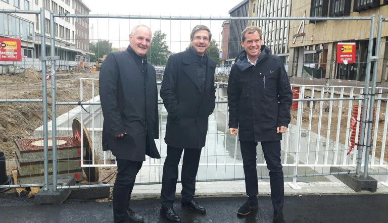Bernd Rubelt, Mike Schubert und Dr. Ulf Kämpfer (v.l.) schauen sich das Projekt Kleiner Kiel-Kanal an.
