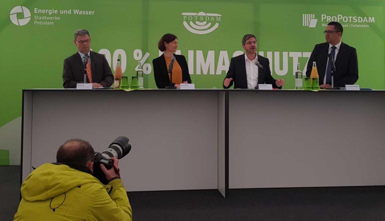 Eckard Veil (EWP), Sophia Eltrop (SWP), Oberbürgermeister Mike Schubert und Jörn-Michael Westphal (ProPotsdam) stellen die Dekarbonisierungsstrategie für Potsdam vor.
