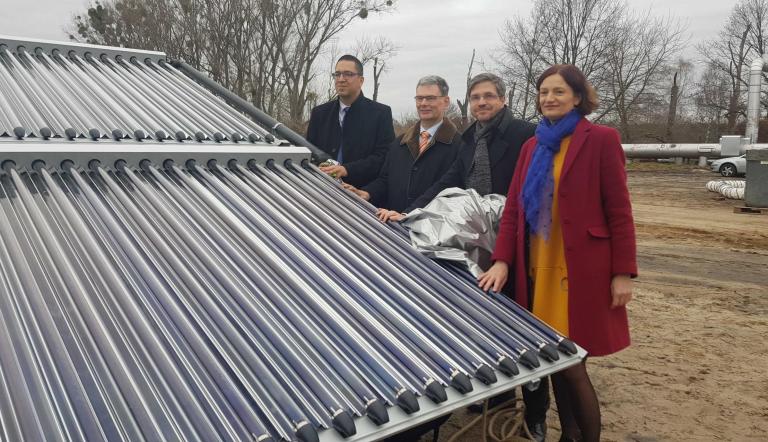 Jörn-Michael Westphal (ProPotsdam), Eckard Veil (EWP), Oberbürgermeister Mike Schubert und Sophia Eltrop (SWP) präsentieren Potsdams neue Solarthermie-Anlage.