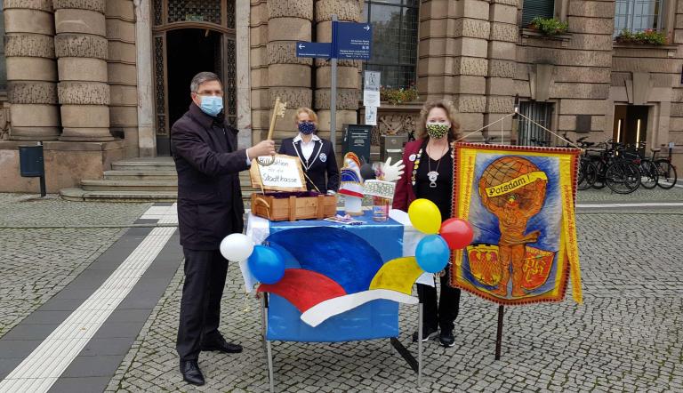 Oberbürgermeister Mike Schubert übergibt den Rathausschlüssel an die Potsdamer Karnevalsvereine