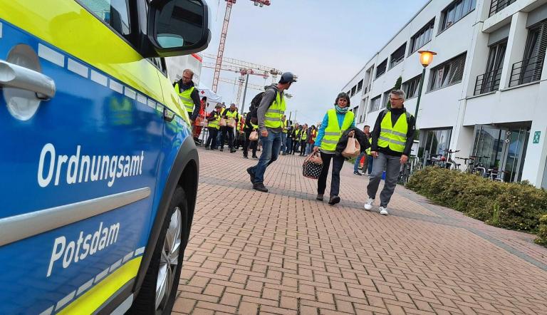 Mehr als 300 Helferinnen und Helfer sammeln sich am Hauptbahnhof Potsdam.