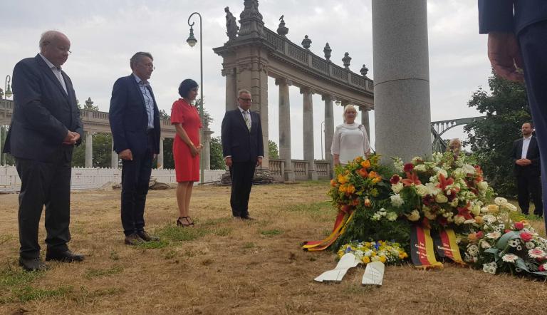 Erinnerung an die Opfer der deutsch-deutschen Teilung an der Skulptur NIKE ‘89 an der Glienicker Brücke am 13. August 2020.