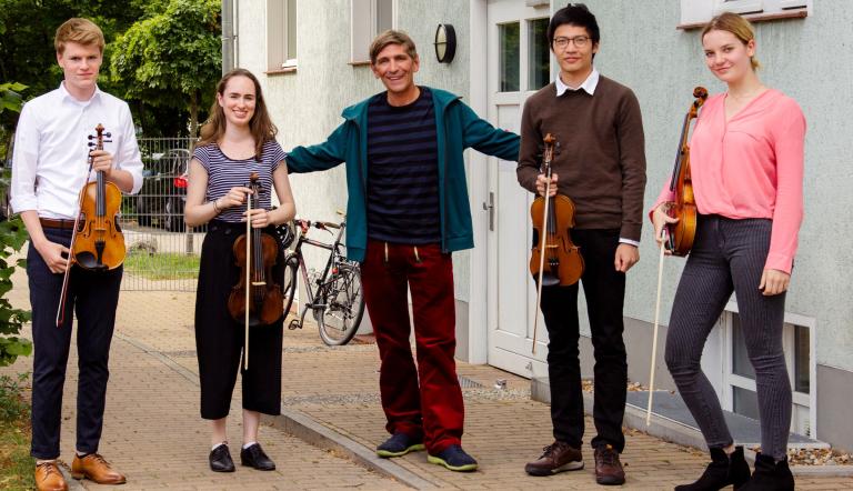 Annabell Schumacher, Judy Stockhausen, Robin Xu und Till Funk mit Guido Hammesfahr (Mitte).