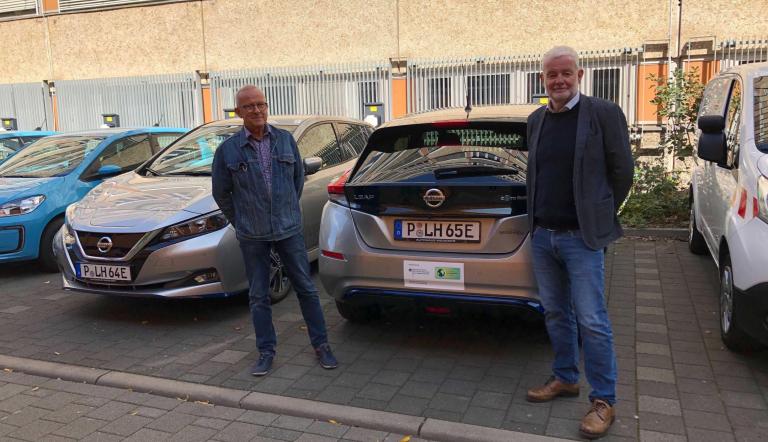 Der Dezernent für Zentrale Verwaltung, Dieter Jetschmanegg (rechts) und Jörg Andratschke, Bereichsleiter für Zentrale Dienste  stellen die neuen E-Autos des Fuhrparks der Landeshauptstadt Potsdam vor.