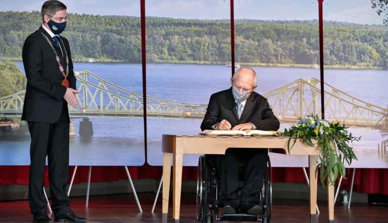 Bundestagspräsident Dr. Wolfgang Schäuble trägt sich in das Goldene Buch der Landeshauptstadt Potsdam ein.