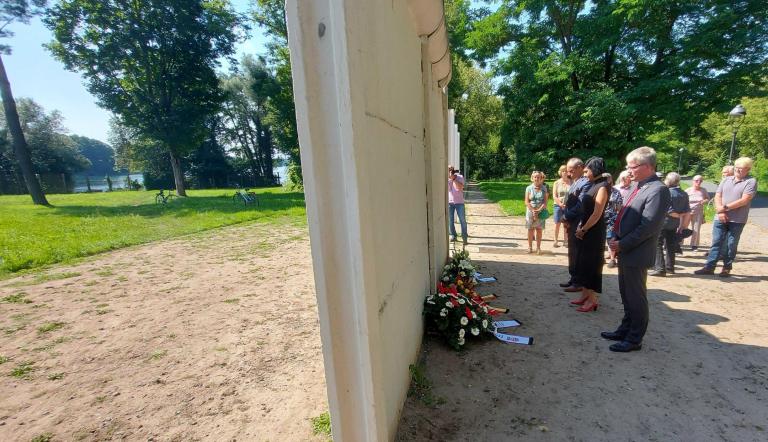 Die Beigeordnete Noosha Aubel nimmt an der Gedenkveranstaltung in der Mauergedenkstätte in Groß Glienicke teil