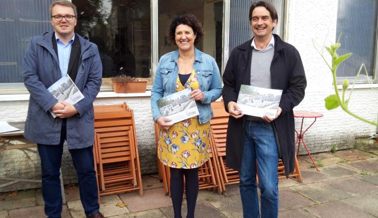 Kai Schlegel von der SPSG, Brigitte Meier von der Landeshauptstadt Potsdam und Stephan Heinlein vom Stadtteilnetzwerk Potsdam West e.V. nahmen den Fördermittelbescheid für den Lottenhof entgegen.