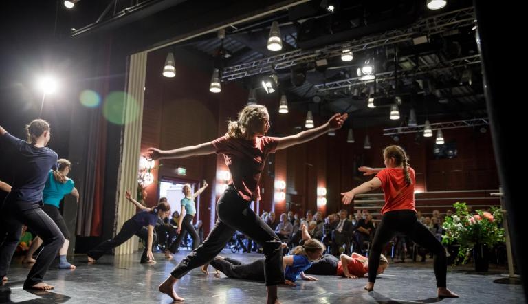 Mädchen von dem inklusive Zirkusprojekt des Circus Montelino tanzen auf der Bühne