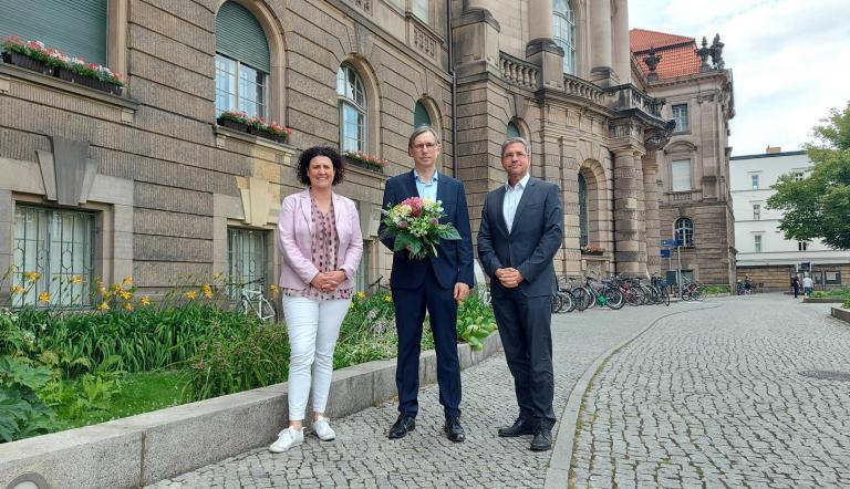Karsten Lauber (Mitte) wurde am Montag von den Stadtverordneten zum neuen Fachbereichsleiter bestellt. Die Beigeordnete Brigitte Meier und Oberbürgermeiser Mike Schubert freuen sich auf die Zusammenarbeit.