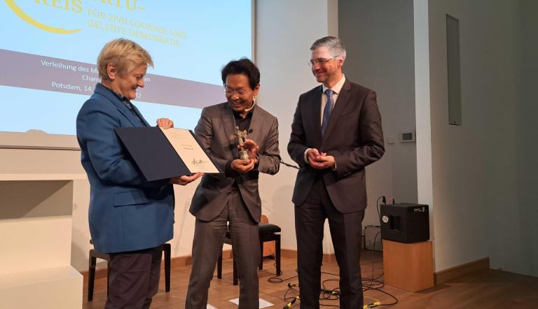 Oberbürgermeister Mike Schubert und die Bundestagsabgeordnete Renate Künast haben Chan-jo Jun den Preis übergeben, Foto: LHP/Christine Homann