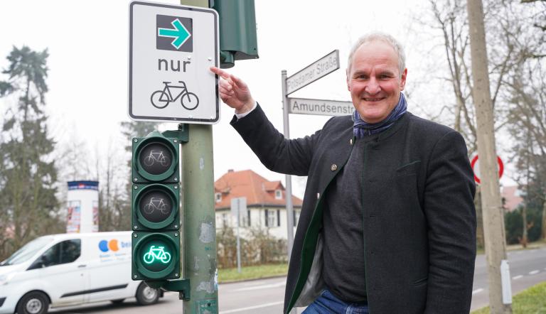 Erstes Grünpfeilschild für Radfahrer in Potsdam