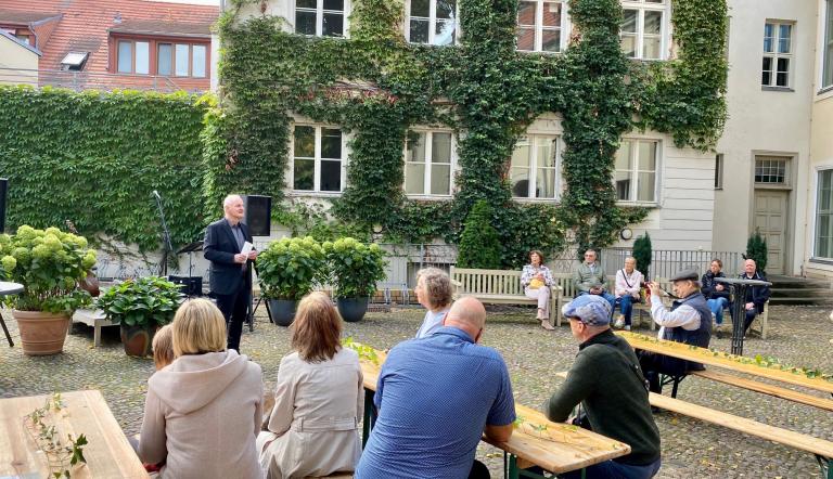 Der Beigeordnete Bernd Rubelt eröffnet den Tag des offenen Denkmals 2022 in der Großen Stadtschule