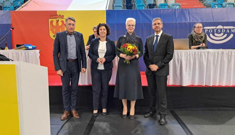 Pete Heuer, Brigitte Meier und Mike Schubert beglückwünschen Kristina Böhm