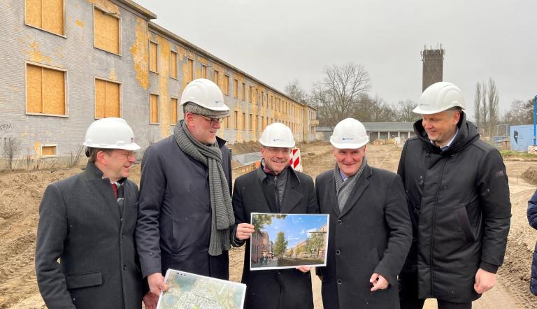 Oberbürgermeister Mike Schubert informierte heute in Krampnitz gemeinsam Thomas Niemeyer, Bert Nicke, Bernd Rubelt und Monty Balisch (v.l.n.r.) über die Meilensteine der Entwicklung des neuen Stadtquartiers.