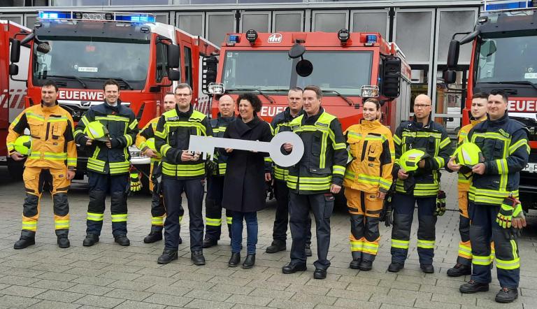 Übergabe fünf neuer Tanklöschfahrzeuge an die Freiwilligen Feuerwehren mit Beigeordnete Brigitte Meier und Feuerwehrchef Ralf Krawinkel.