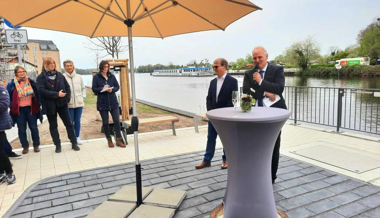 Bernd Rubelt, Beigeordneter für Stadtentwicklung, Bauen, Wirtschaft und Umwelt, eröffnete den Uferweg nördliche Speicherstadt.