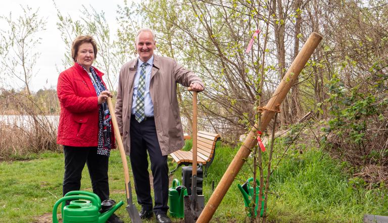 Zum Tag des Baumes pflanzte Umweltbeigeordneter Bernd Rubelt gemeinsam mit der Ortsvorsteherin Neu Fahrland, Carmen Klockow, die Moor-Birke.