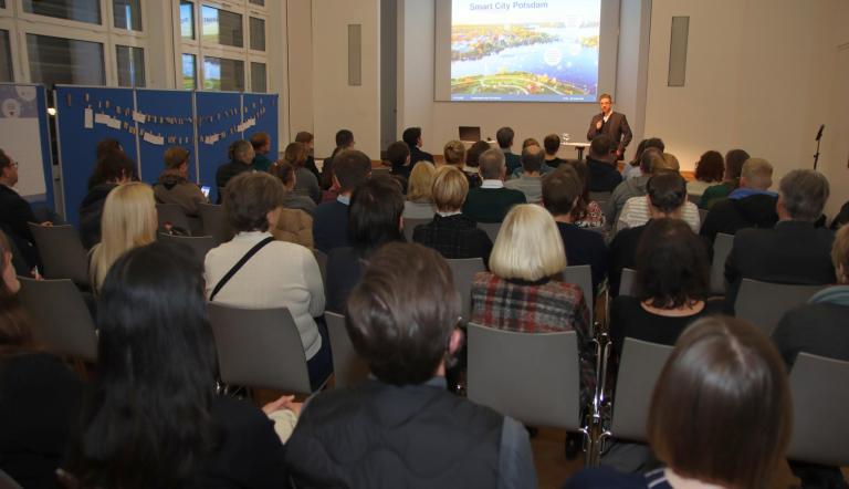 Oberbürgermeister Mike Schubert päsentiert den Teilnehmenden der Veranstaltung am 8. Dezember 2022 im Potsdam Museum die Vorhaben des Smart City Projektes.