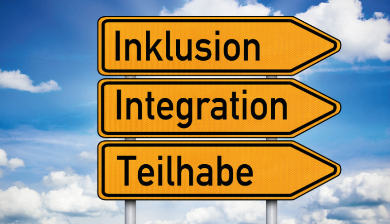 Drei Vrkehrspfeile mit den Worten: Inklusion, Integration, Teilhabe