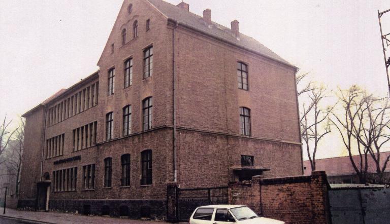 Das ehemalige Schulgebäude in der Schulstraße 9 in den 1990er Jahren