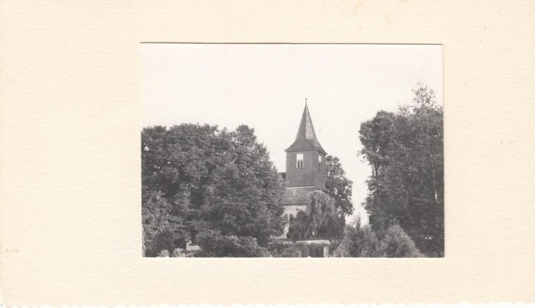 Das Foto zeigt die Dorfkirche Groß Glienicke von Nordwesten Anfang der 1970er Jahre.