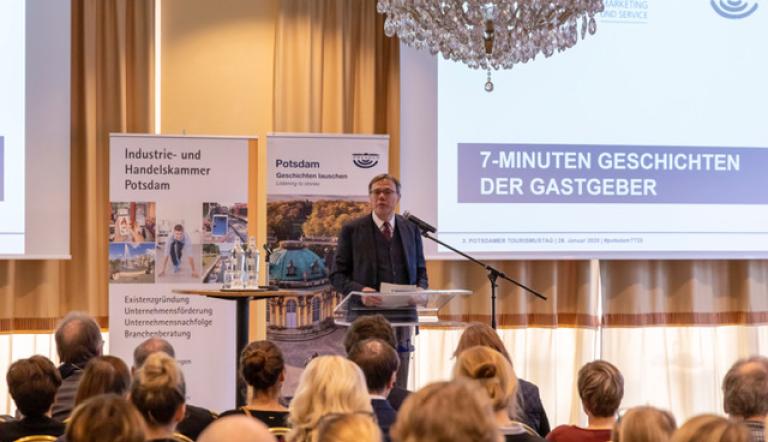 Bürgermeister Burkhard Exner hält ein Grußwort auf dem 3. Potsdamer Tourismustag