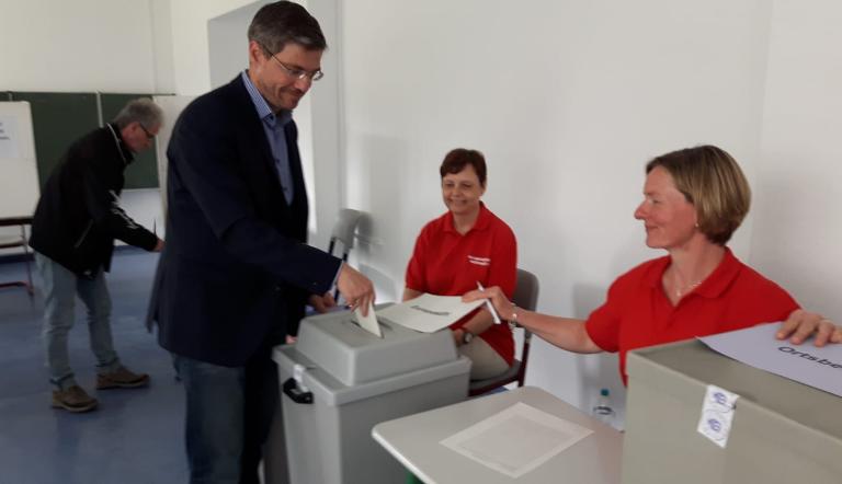 Oberbürgermeister Mike Schubert bei der Stimmenabgabe Europa- und Kommunalwahl 2019 im Wahllokal in Golm.