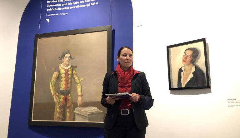 Jutta Götzmann, Direktorin des Potsdam Museums, führt durch die neue Ausstellung. Foto: Landeshauptstadt Potsdam/ Christine Homann