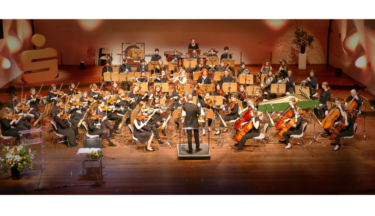 Das Jugendsinfonieorchester der Städtischen Musikschule Potsdam in voller Größe auf der schön ausgeleuchteten Bühne des Nikolaisaal im Jahre 2018 wird von Andreas Terje dirigiert.