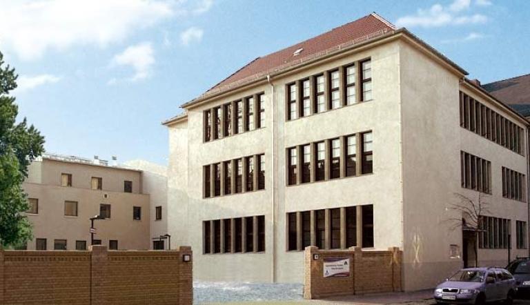 Im ehemaligen Schulgebäude und dem großen Neubau sind jetzt das „Haus der Jugend“ und die Potsdamer Jugendherberge untergebracht.