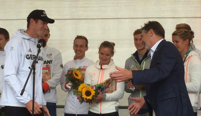 Jann Jakobs beglückwünscht Doppelolympiasieger Sebastian Brendel