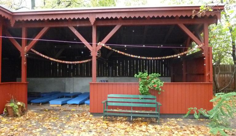 Die im weiträumigen Garten stehende Liegehalle wurde 2014 originalgetreu wiederhergestellt und dient jetzt als Schlafplatz für die Kinder im Freien.