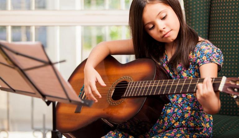 Junges Mädchen Spielt auf Gitarre