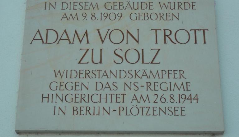 Gedenktafel für Adam von Trott zu Solz in der Henning-von-Tresckow-Straße in Potsdam.