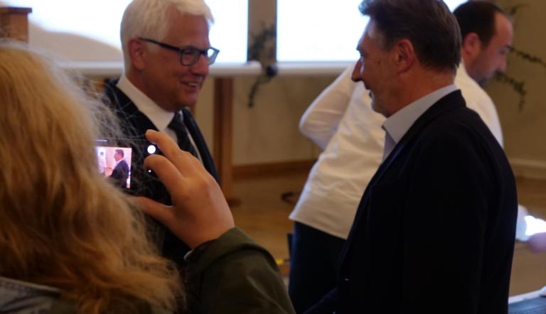 Oberbürgermeister Jann Jakobs und Wahlleiter Michael Schrewe am Wahlabend im Rathaus