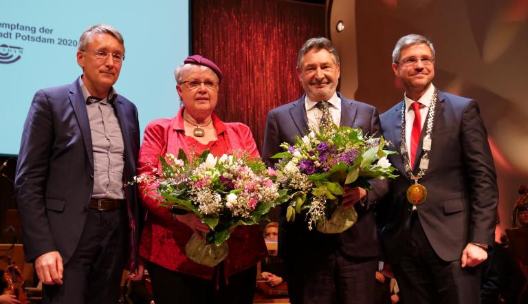 Neujahrsempfang der Landeshauptstadt Potsdam 2020, Oberbürgermeister a.D. Jann Jakosbs und die langjährige Vorsitzende der Stadtverordnetenversammlung, Birgit Müller, haben sich ins Goldene Buch der Stadt eingetragen.