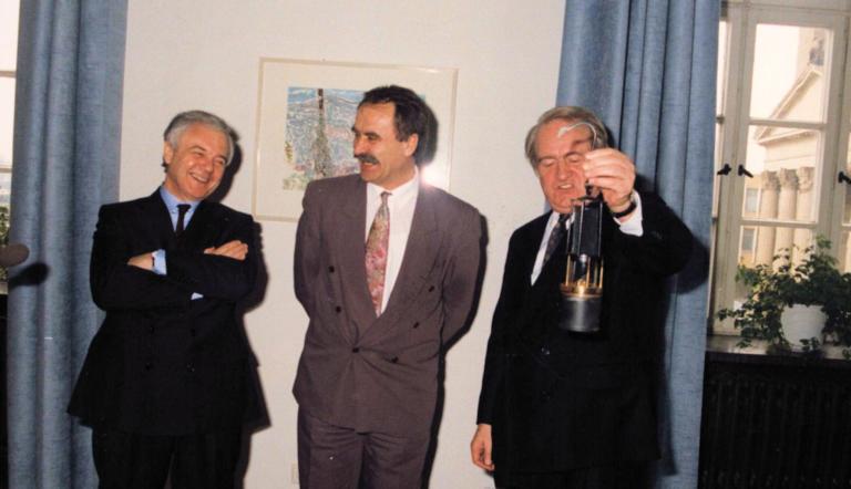Der damalige Oberbürgermeister Dr. Horst Gramlich zwischen Manfred Stolpe und Johannes Rau im Jahr 1992. Foto Presseamt LHP/1992