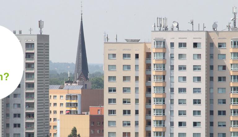 Das Bild zeigt Hochhäuser und historische Gebäude in Potsdam. Darüber ist eine Sprechblase mit der Frage: Wie wollen wir wohnen?