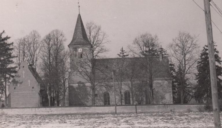Das Foto zeigt die Südansicht der Dorfkirche Groß Glienicke Anfang der 1970er Jahre.