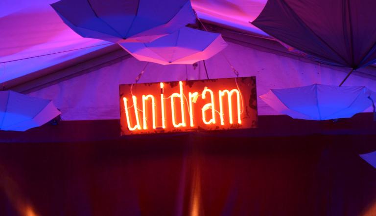 UNIDRAM - Logo vor Schirmen, Foto: Göran Gnaudschun, Lizenz: T-Werk e. V. / Göran Gnaudschun