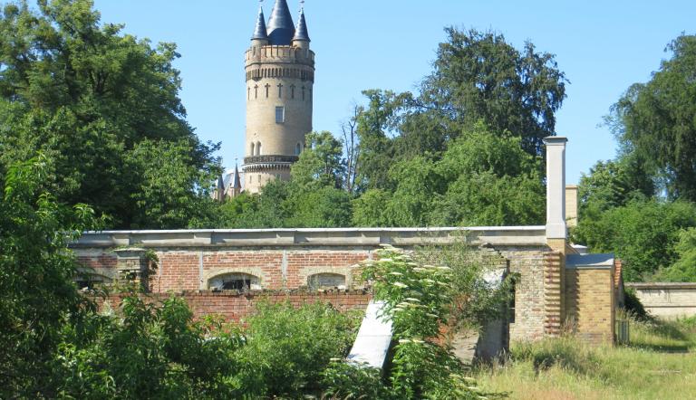 Historische Hofgärtnerei im Park Babelsberg mit Blick auf den Flatowturm, Foto: Anne-Grit Reichelt, Lizenz: SPSG